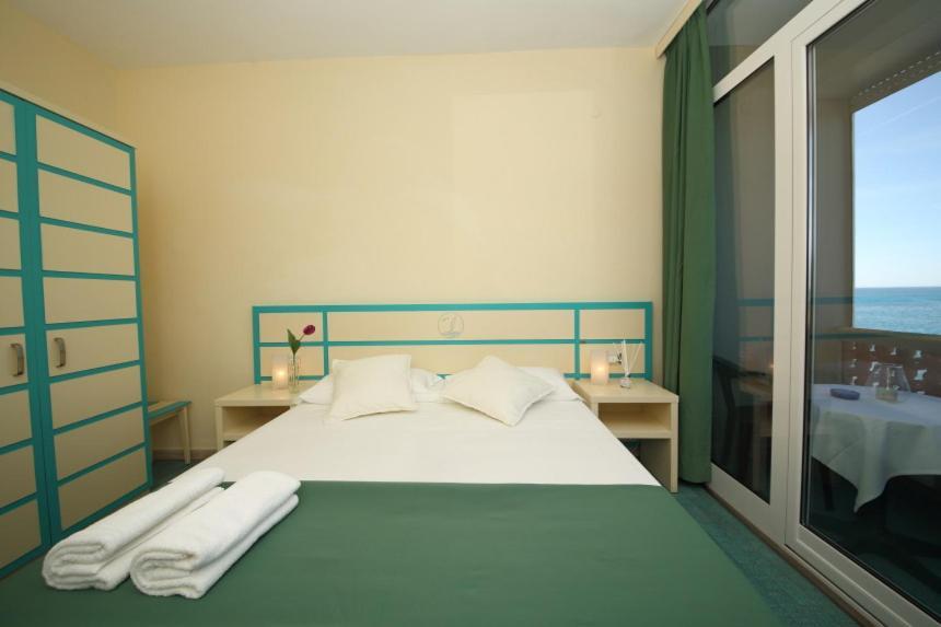Hotel La Scogliera Кави ди Лаваня Екстериор снимка